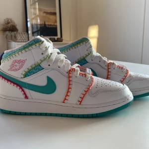 Jordan 1 mid BFF - Jag säljer dessa snygga skor i fint skick med pärldetaljer pga att de blivit för små! 💛