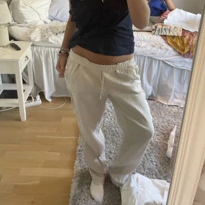 Linnebyxor  - LÅNADE BILDER! Linnebyxor från H&M! Välanvända men i jättebra skick! Köpta här på plick❤️ kom privat vid fler bilder osv