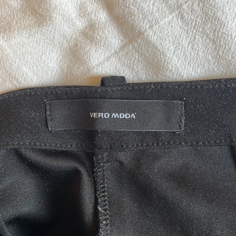 Svarta kostymbyxor från Vero Moda som är väl använda men fortfarande bra skick💓 använd köp nu och pris kan alltid diskuteras.. Jeans & Byxor.