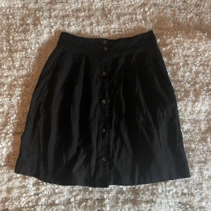 Kjol - Säljer min fina kjol med knappar som tyvärr inte passar mig💞 ifrån asos