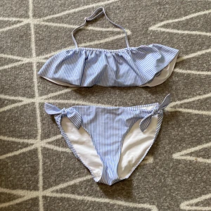 Randig bikini - Jättefin randig bikini från H&M som har använts mycket men som är i gott skick.