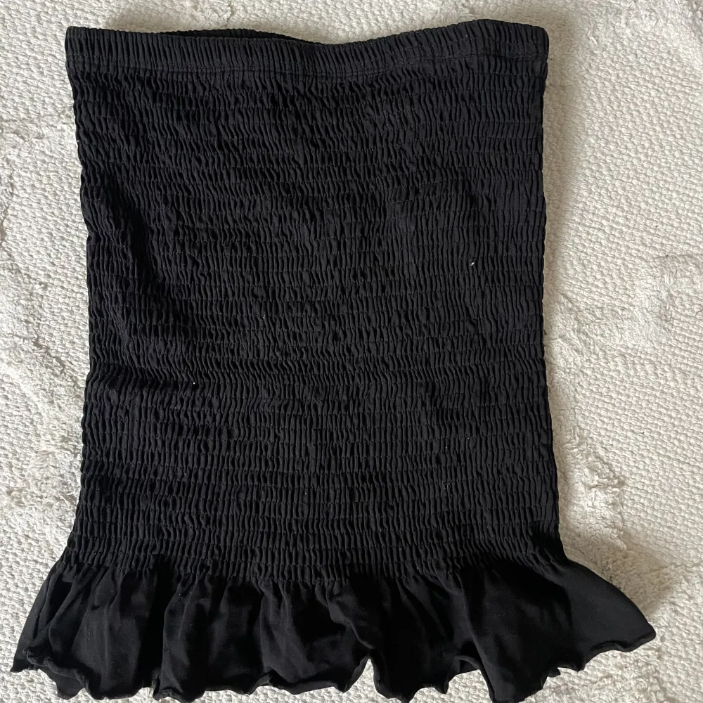 Smockad svart kjol med en liten volang. Från Gina tricot. Stl XS. Skriv för fler frågor eller intresse . Kjolar.
