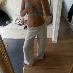 Stickade mysbyxor - Säljer dessa gosiga stickade mysbyxor!❤️ mycket bra sick! Är 171 cm! De går att ha högre upp, men jag gillar att ha de längre ner för en mer lågmidjad effekt!❤️