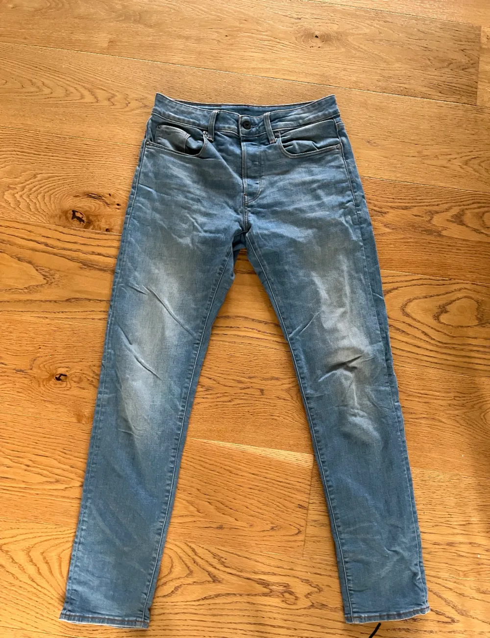 Säljer dessa snygga g-Star Jeans i storlek 29/32 eftersom att jag har växt ur dem. Nypris: 1195. De är i modellen 3301 slimfit. Skick 7/10.. Jeans & Byxor.