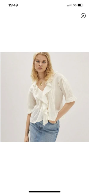 Blus - Perfekt blus från mango, så söt! Storlek S. Säljer då den inte kommer till användning, den är som ny. 