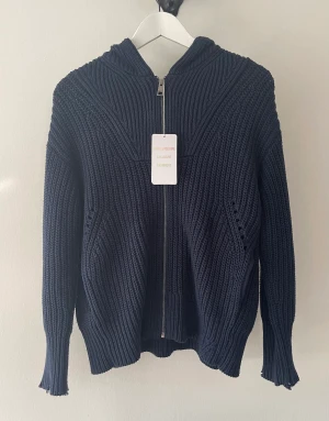 Zadig & Voltaire kofta - Säljer denna underbara stickade koftan från Zadig 💕💕Säljer den pga att jag inte använder den längre. Nypriset är ca 3900 kr