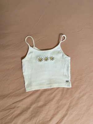 Sommar topp💘 - Super söt crop-Top från Pull&Bear.🥰 Den är i strl xs men passar s. Kommer inte till användning längre så den är i nyskick!💘💘