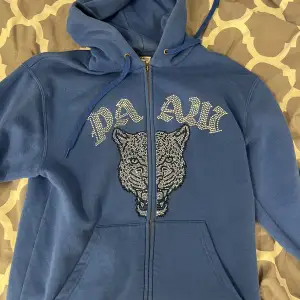 Intressekoll på denna jättesnygga tröja med diamanter! Köptes från instagram sidan PAAW för ungefär 600kr. Jättefin blå färg och i storlek S, sitter perfekt på om man tycker om oversized tröjor.