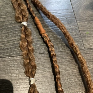 Flätor dreads - Single ended flätor/dreads/utfyllnadsdreads, ej äkta. Fästs i ditt eget hår eller med ett spänne, går att ta i och ur. Aldrig använda. Jättefina men fel färg för mig.  59cm. Handgjorda. Smycken ingår.   