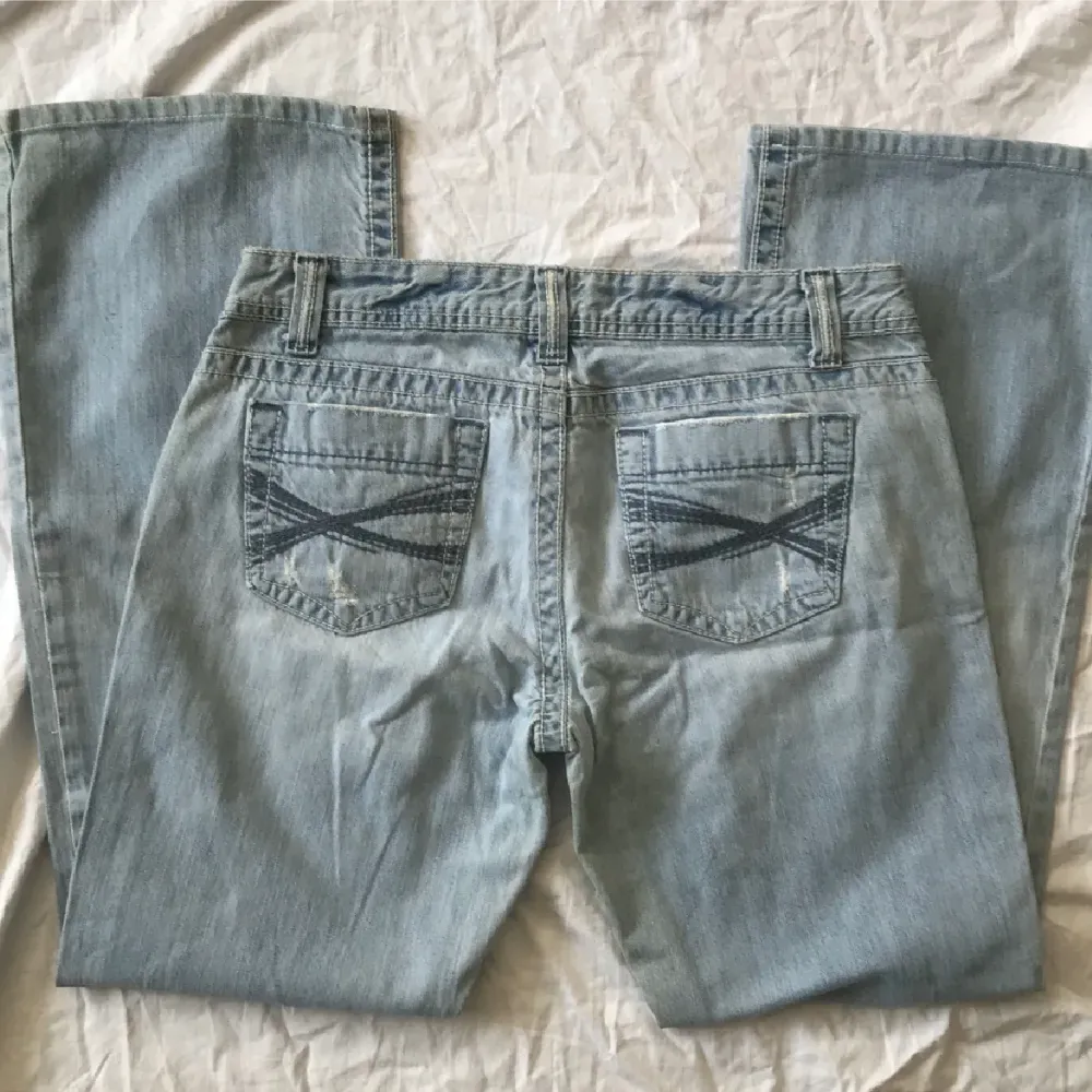 Snygga jeans! Kan skicka bild på❣️midjemått rakt över 40cm innerbana läng77cm. Jeans & Byxor.
