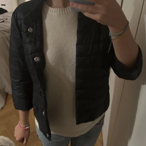 Trekvartsärmad jacka  - Så snygg Trekvartsärmad dun jacka, perfekt till hösten!! 
