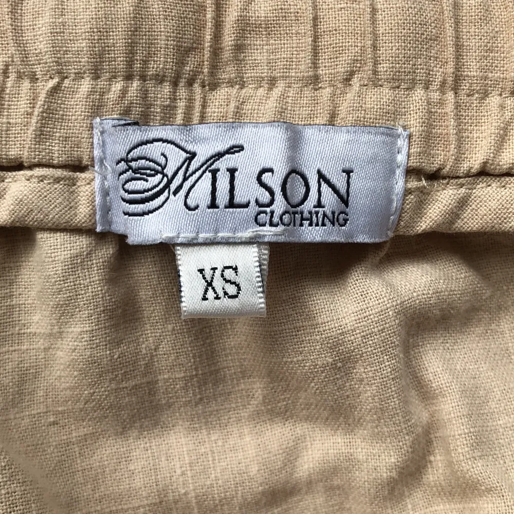 Jag säljer nu även dessa skitsnygga och trendiga linnebyxor ifrån Milson Clothing. De är rätt så använda därav priset. Skick: 6/10 Hör av er ifall ni har frågor!. Jeans & Byxor.