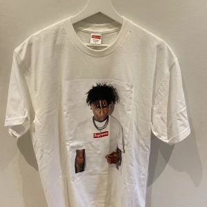 Supreme X NBA Youngboy Tee - Helt ny Supreme X NBA Youngboy T-shirt som jag fick tag på under deras första dropp denna höst. Slutsåld nästan direkt. Storlek M  Cond: 10/10 DSWT Allt Og så som stickers, tandpetare och påse.  Pris: 1100kr 