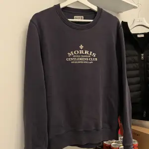 Vintage Morris crewneck tröja i super bra skick. Nypris runt 1000kr Storlek: L men passar M