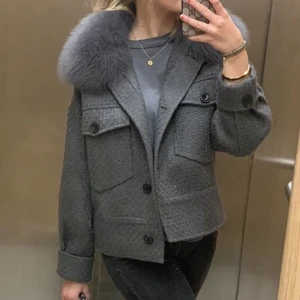 Meotine jacka  - Säljer min meotine jacka i den grå färgen med mönster. Jackan är i bra skick och pälsen. Priset går att diskuteras vid snabb affär. 💖