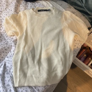 Vera Moda topp - Strikket Vera moda tskjorte i en fin hvit farge. Godt brukt, men ingen bruksmerkerz