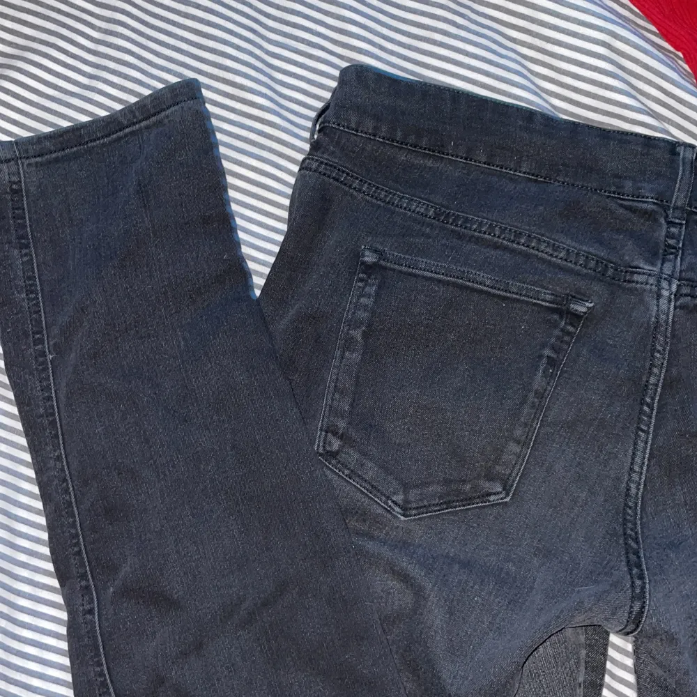 Svarta low waist jeans skinny i benen, säljer för att dom inte kommer till användning, midjemåttet rakt över är 45cm. Jeans & Byxor.