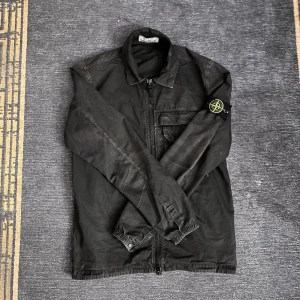 Stone Island - En riktigt fräsch Stone Island Overshirt nu till Hösten 🍂 . Nypris 2600kr. Knappt använd skick 9/10. Storlek S passar M. Säljer för 1700kr priset inte hugget i sten. Skriv för mer funderingar.  Mvh Lukas 