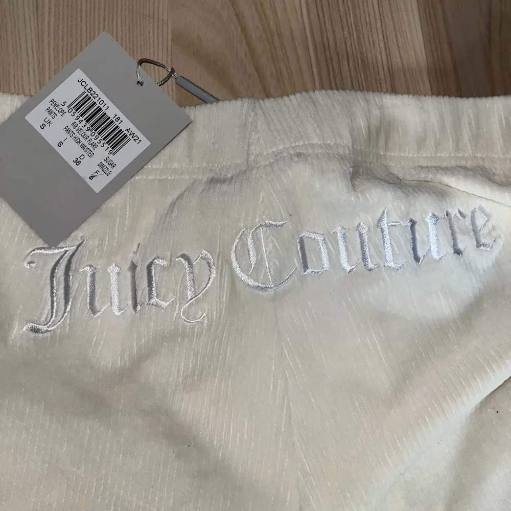 Unika byxor i ribbat samet liknande material. Helt oanvända! Ny pris ca 900. Jeans & Byxor.
