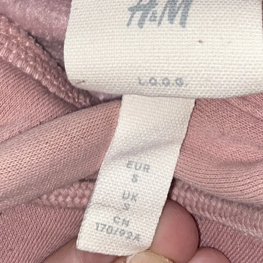 Jätte cool hoodie med tryck på ryggen som knappt har används. Köpt på H&M för några år sedan.. Hoodies.