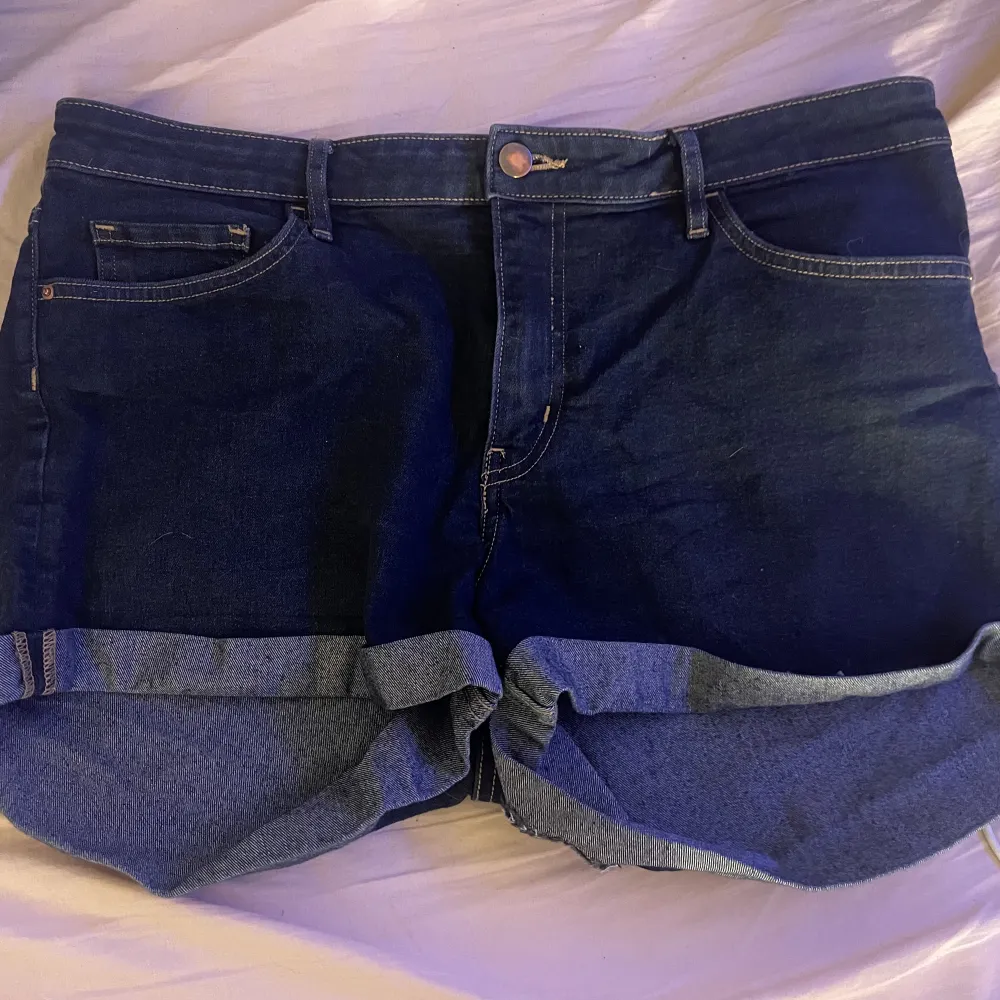 Ett par jeans shorts från HM i storlek 44. . Shortsit.