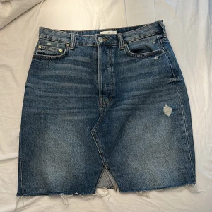 Jeanskjol storlek 38 - Från H&M knappt använd som ny