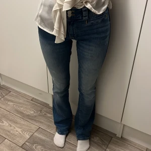 Jeans  - Lågmidjade jeans från hm använts 1 gång så de är i väldigt bra skick. 