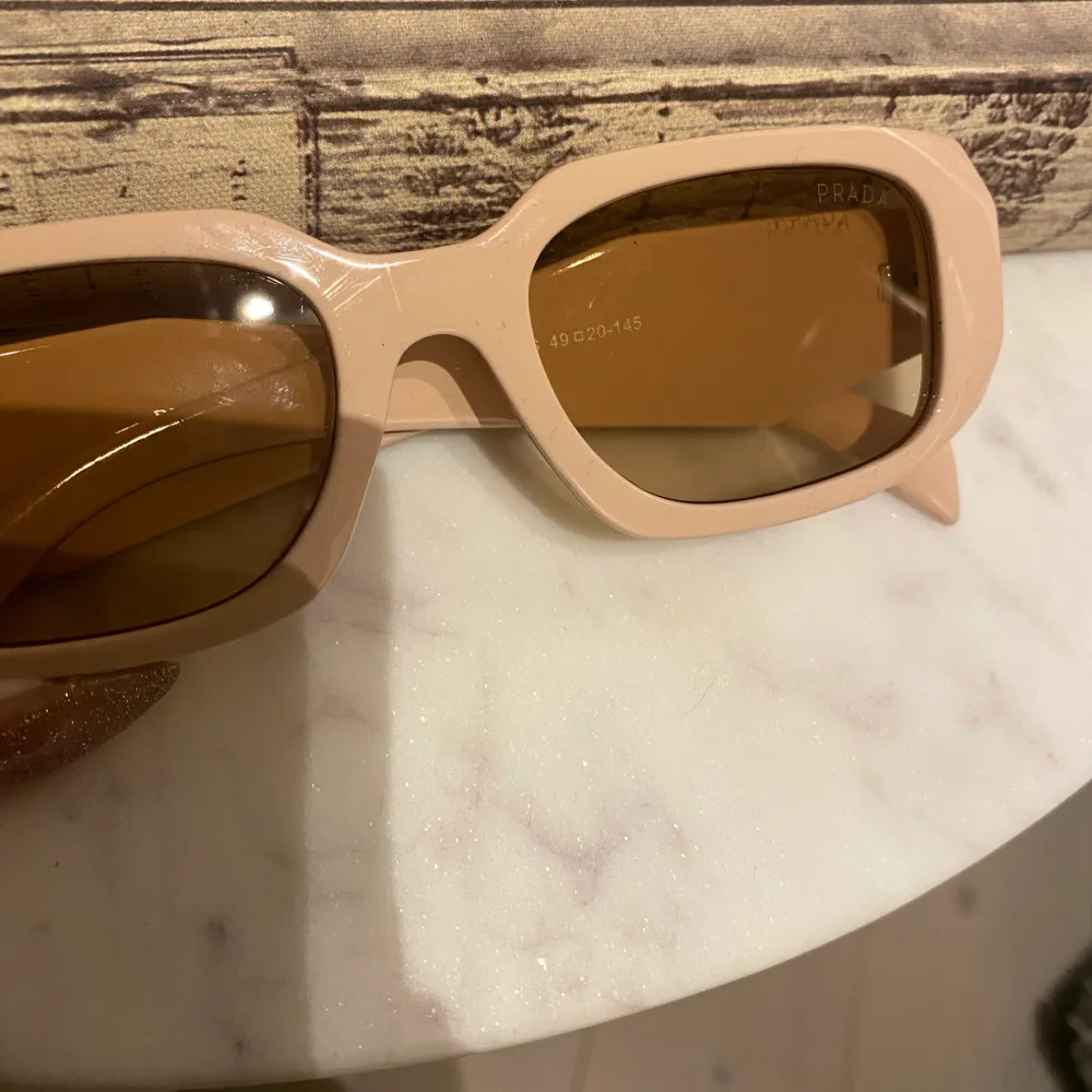 Gammalrosa solglasögon från Prada 17ws, tyvärr är original fodralet kvar därav lågt pris , skickar med ett annat , sparsamt använda . Accessoarer.