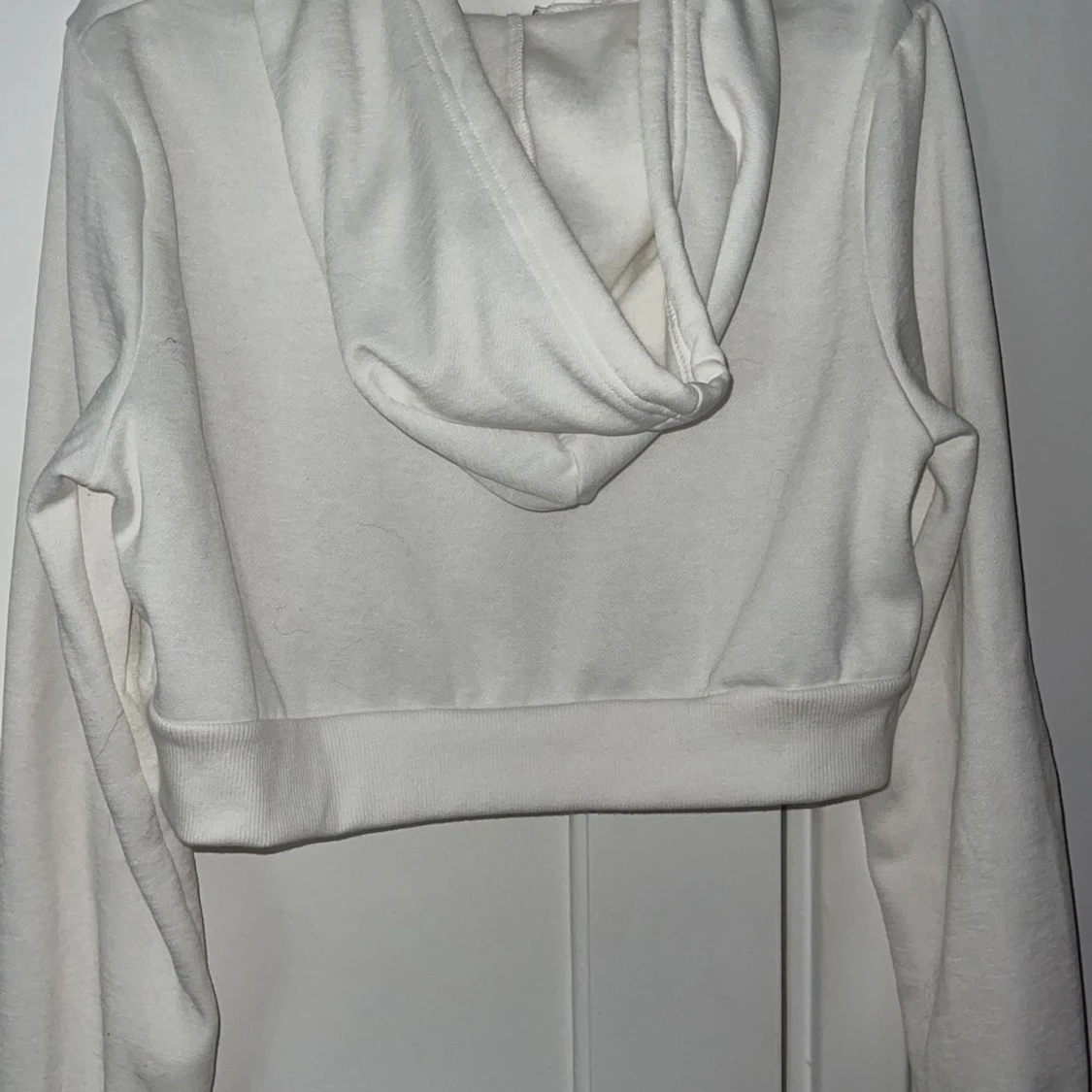 Kroppad vit hoddie  - 90