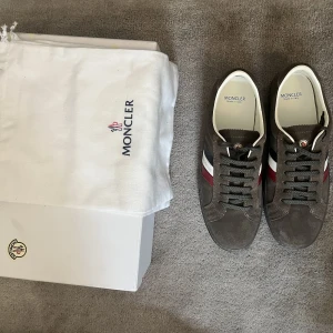 Moncler skor - Jättefina moncler skor i nyskick. Skorna har inga defekter och är inte använda. Box och två dustbags ingår. Storlek 45 men sitter lite mindre. Skriv för fler frågor eller funderingar.