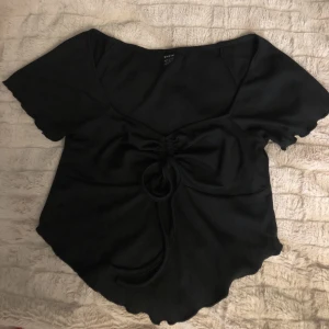 Topp - En svart topp från shein som sitter jättefint på men kommer tyvärr inte till användning längre 