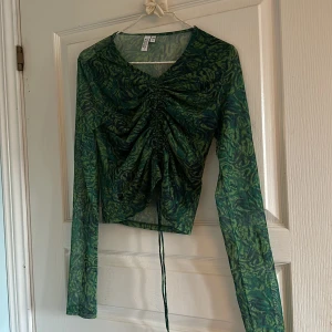 Tröja - As cool tröja från & Other Stories! Älskar den men tror den kan passa någon mycket bättre😘