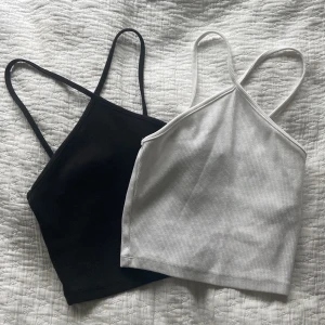 Toppar från zara - Två ribbade toppar i svart och vit från zara i storlek s. De är korsade vid halsen. Säljer som pack men går att köpa en av dem❤️