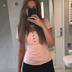 Rosa topp - Rosa, kortärmad topp i finfint skick. 