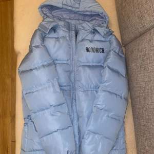 Säljer min ljusblåa hoodrich jacka för 800k perfekt till höst/vintern. inga slitage o använd ett fåtal gånger, storlek s (passar även m)