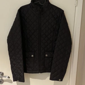 Jacka - Säljer en super snygg jacka nu mot hösten, tyvärr för liten för mig. Jätte fina fickor och väldigt bekväm 