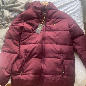 Lyle and Scott - Lyle and Scott jacka. S/M. Unisex/ Både för män och kvinnor. Helt ny aldrig använd. Prislappen är kvar. Pris kan diskuteras!