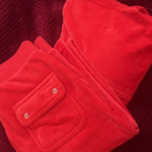 Juicy couture set - Säljer denna orangea juicy setet eftersom att jag inte längre använder den, finns inga fel på den eller så. Endast frakt:)