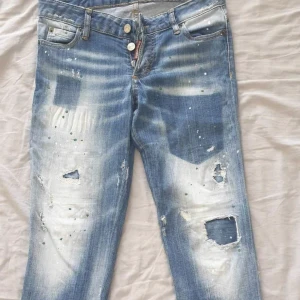 Dsquared2 jenas - 40 i Italiensk storlek vilket motsvarar 36. Raka i benen & snygg passform. Köpta på ABCD i malmö för några år sedan och har tyvärr inte kvar kvittot. 