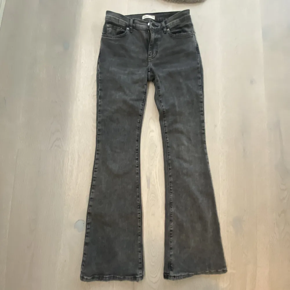 Säljer mina gråa Gina tricot jeans pga att de börjar bli försmå❤️nypris 499kr jag säljer för 350kr💓skriv om ni har några frågor💗köparen betalar för frakten!❤️de är low Waits bootcut💗pris kan diskuteras!. Jeans & Byxor.