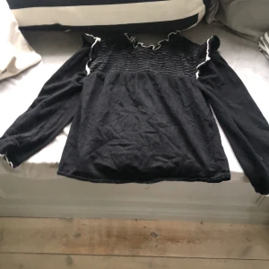 Fin blus  - Säljer denna fina blus från hm. Står inte vilken storlek men eftersom att den är för liten för mig skulle jag säga xxs/146-152🫶