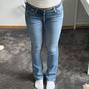 Blåa jeans  - Jätte snygga blåa jeans från Pepe Jeans. Slutsålda överallt och användt endast en gång och är 167 cm. Köparen står för frakten💕💕