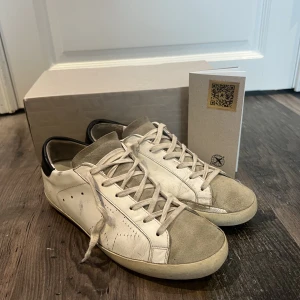 Golden Goose skor - Tja, Säljer nu dessa Golden Goose skor! Dem är endast använda några ggr. Låda ingår och storleken på skorna är 41.