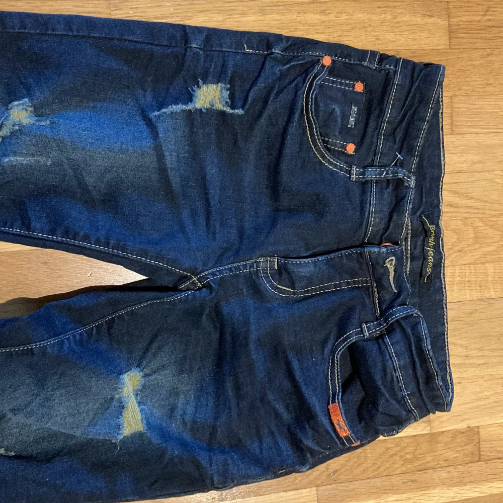 Mörkblå tunna stretch jeans med hål. Använda en gång men för små . Jeans & Byxor.