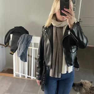 SKINNJACKA ZARA - Söt skinnjacka till hösten!  Som ny🙌