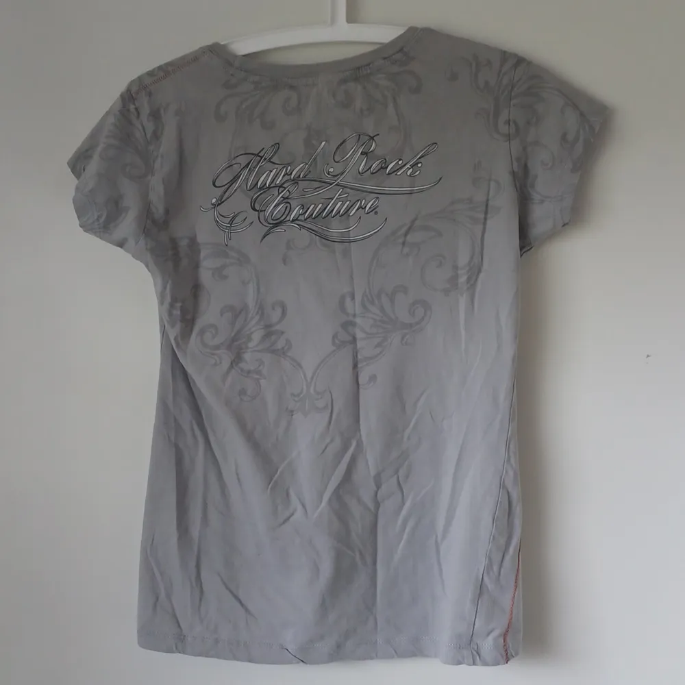 Super cool vintage t-shirt med tryck på framsidan och baksidan!! Även rhinestones på framsidan Skriv för fler bilder🫶🏼🫶🏼💕. T-shirts.