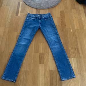 Säljer dessa lågmidjade  jeans från NLY då de inte kommer till användning. Storlek 34 och använda 1 gång så dom är som nya! 