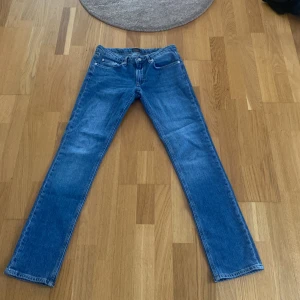  jeans från NLY  - Säljer dessa lågmidjade  jeans från NLY då de inte kommer till användning. Storlek 34 och använda 1 gång så dom är som nya! 