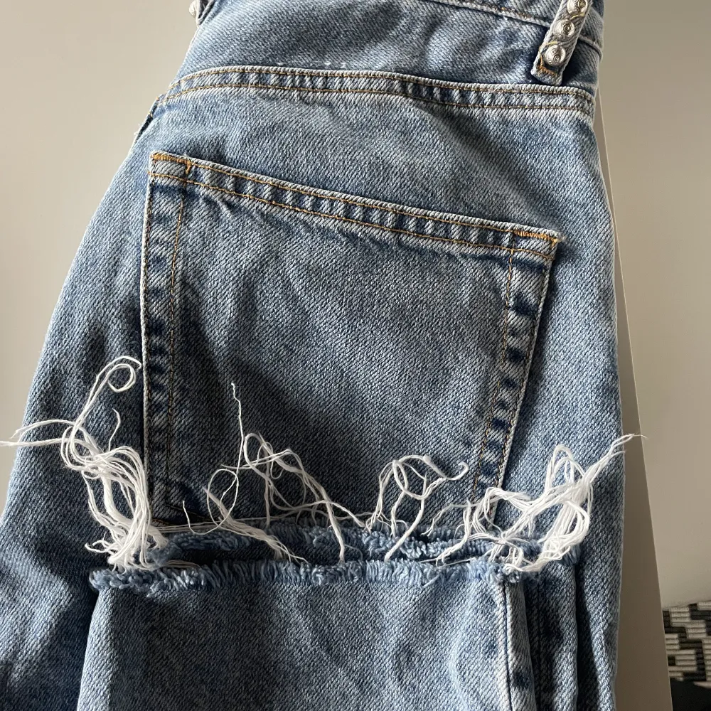 Jeans från H&M med fina detaljer. Längs med fickorna & på öglorna. Använda men i fint skick! Strl 32. Jeans & Byxor.
