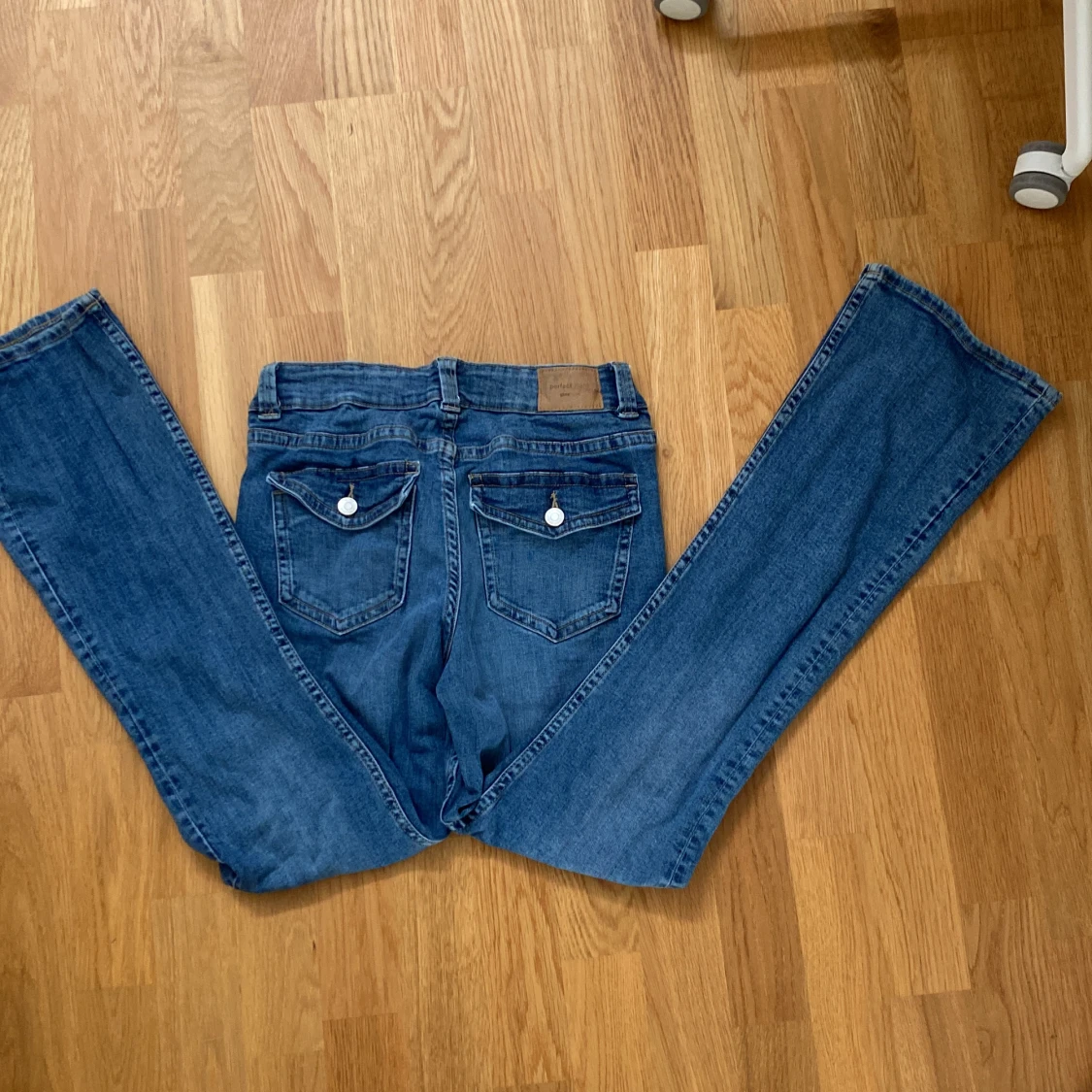 Lågmidjade jeans me knap bakfickor